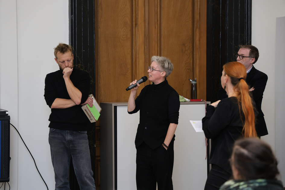 Photo of Elisabeth Schäfer and Paul-Julien Robert, prize winners, together with the Rector of the Academy Johan F. Hartle.