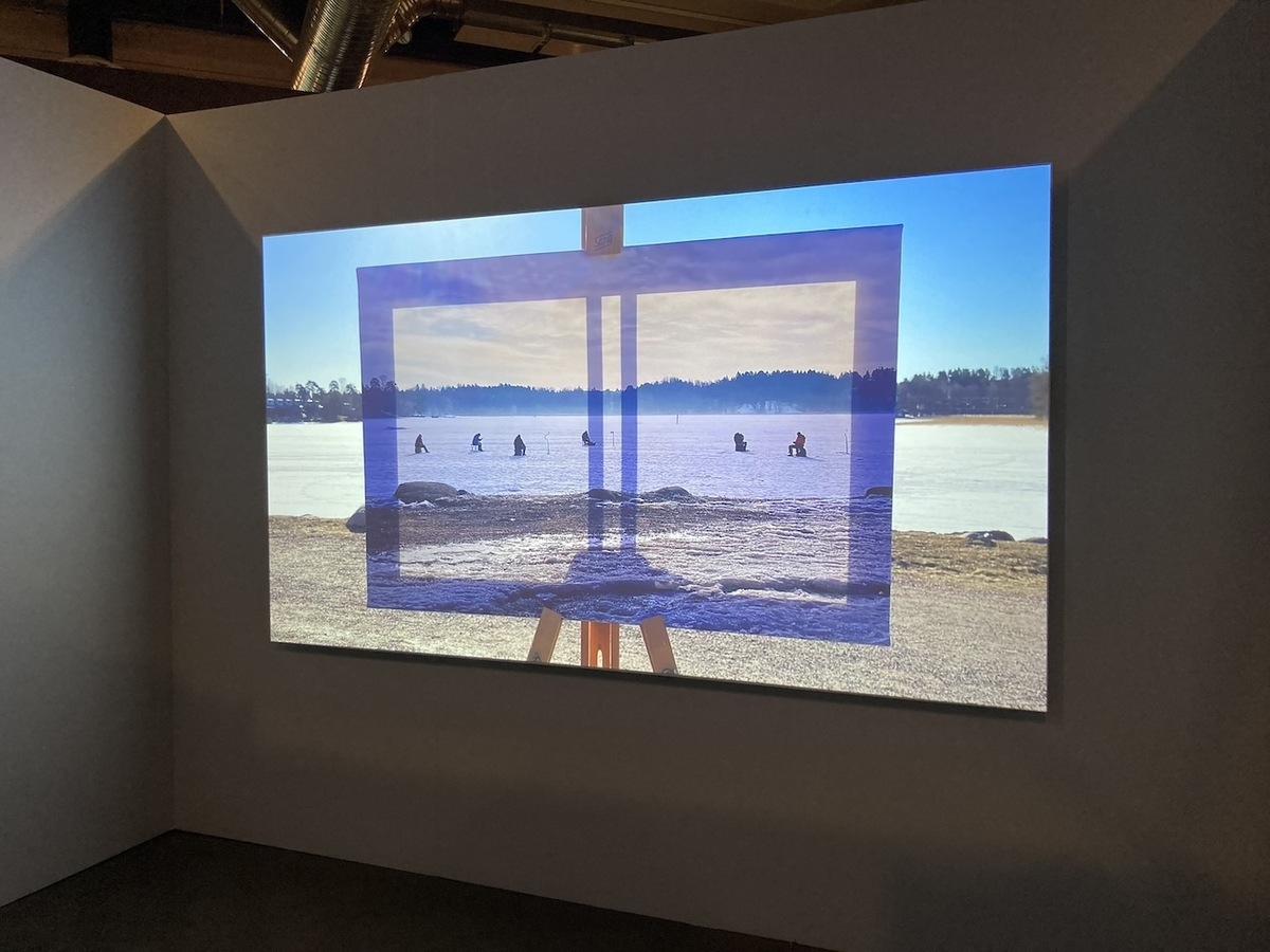 Yleiskuva videoprojisoinnista "Tuorinniemi Beach" teoksessa Alt Text. Suomen valokuvataiteen Museo 2022.