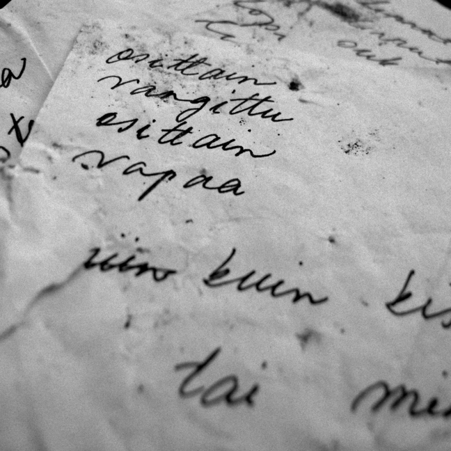 Vedessä uitettu runo, jossa lukee muun muassa sanat "osittain vangittu, osittain vapaa".