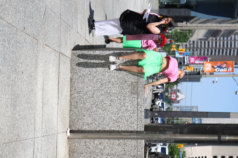 Uncommodified Pauses - Spoken Word Performance.
In response to Score 3, Rachana Joshi is enacting a moment in which she finds herself outside the logic of consumerism.
Mushtari recites the spoken text to accompany Rachana's performance.
Score designed by Mushtari Afroz
Response by Rachana Joshi