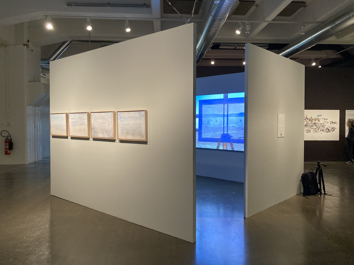 Yleiskuva videoinstallaatiosta Alt Text. Suomen Valokuvataiteen Museo 2022.