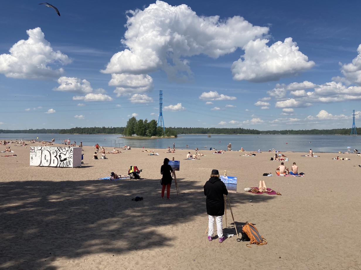 Taidetyöpajaan osallistujia poismaalaamassa Hietaniemen uimarannalla Tutkimuspaviljonki #4 tapahtumassa 2021.