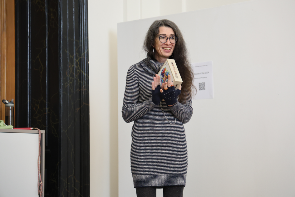 Photo of Ruhtia Jenrbekova, RC prize winner of the Academy, applauding at the award ceremony.