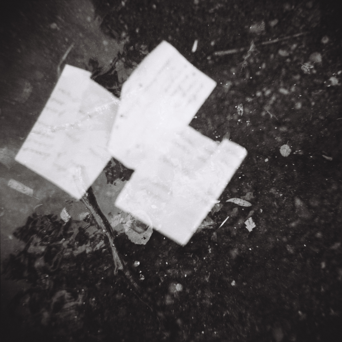 Valkoisia runopapereita vedessä.