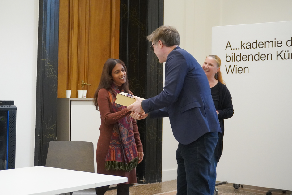 Zahra Khalid Mirza receives the RC Prize 2024/2025 from the Rector of the Academy of Fine Arts Vienna.