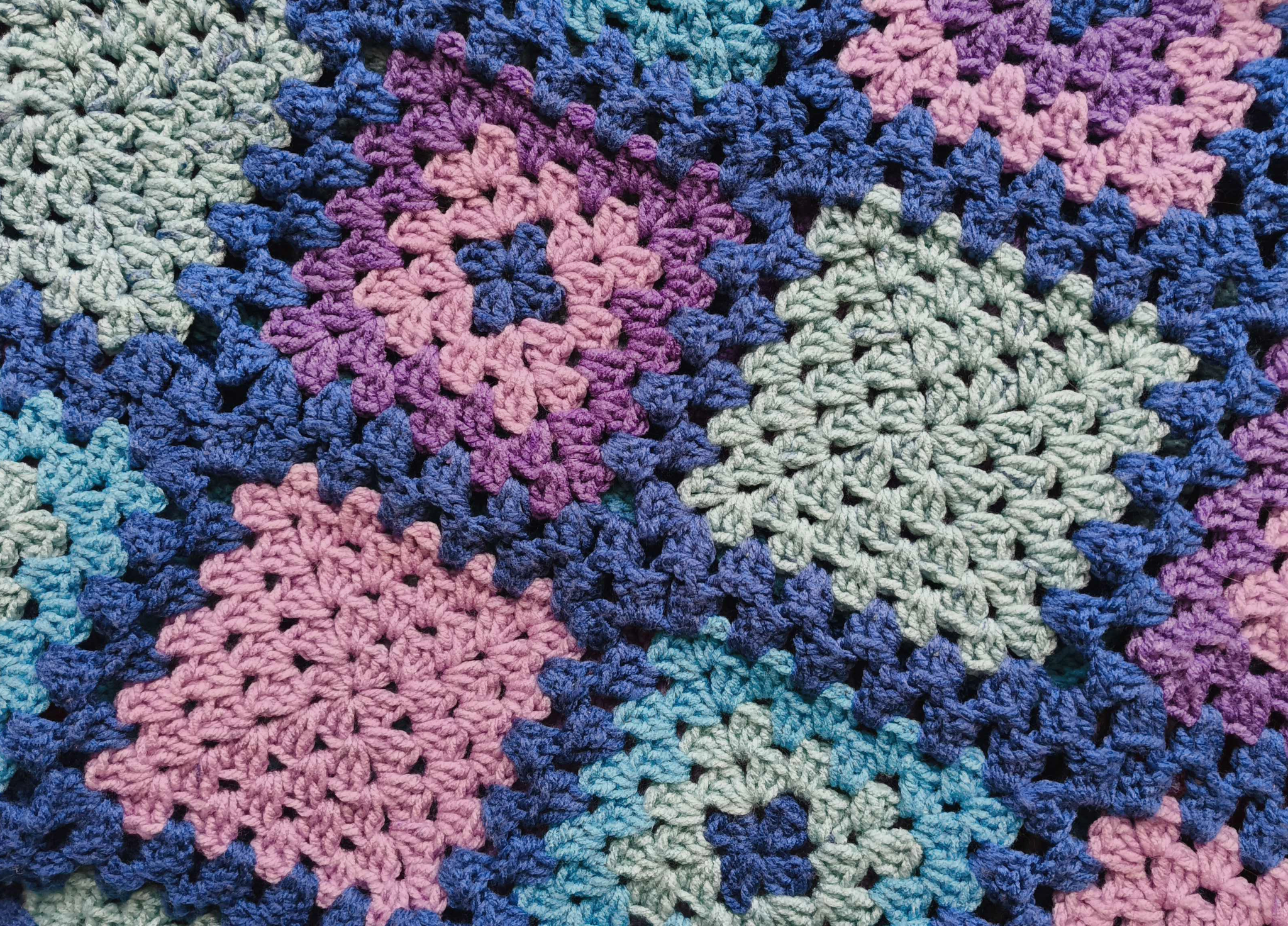 materiał zrobiony ze złączonych granny square