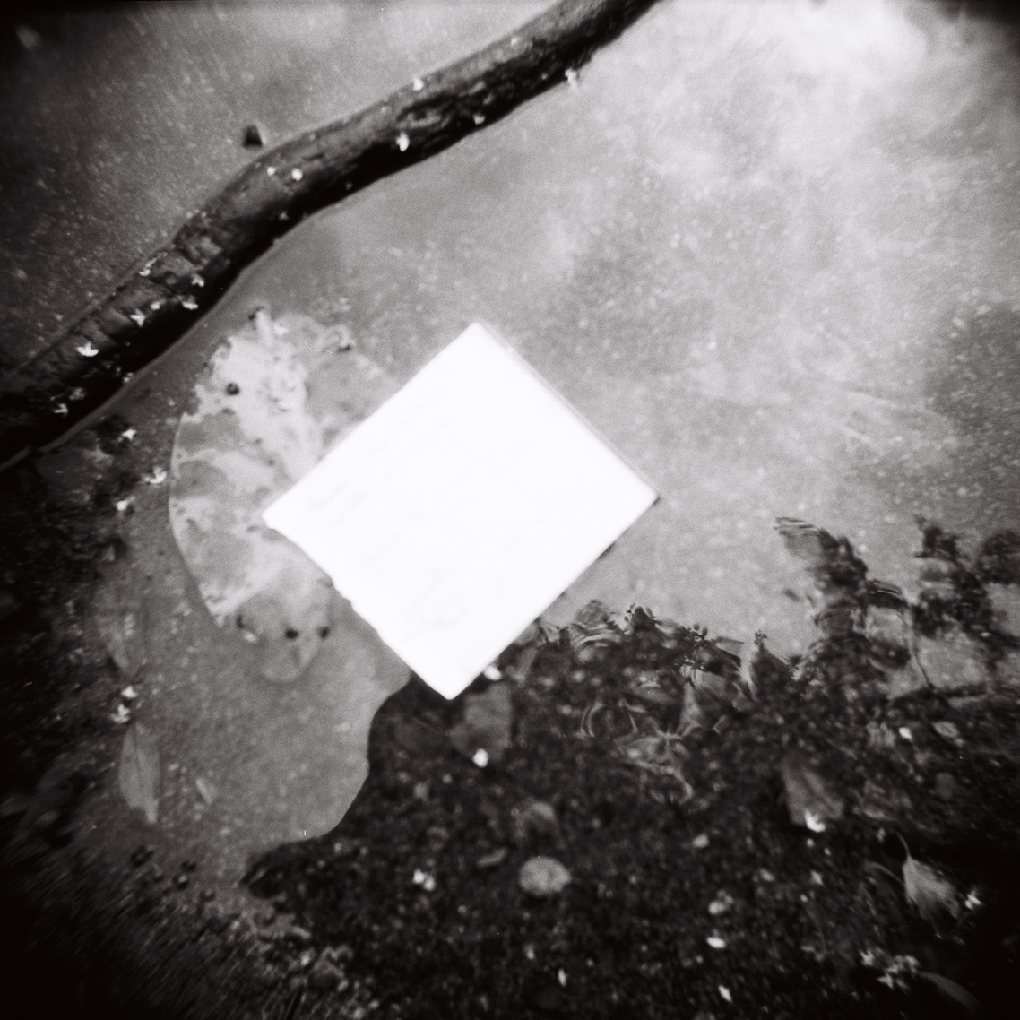 Runopaperi ja heijastuksia vedessä.