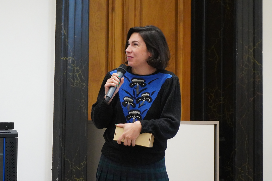 The Prize winner Ana de Almeida talking with a mircophone about her exposition.