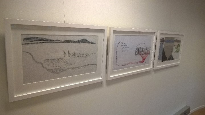 Käsin kirjotut tauluissa kuvataan tekijän paikkakokemuksia.