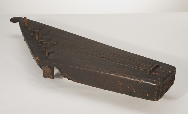 Kalinan Miihkalin kannel Soikkolan Loukkulasta. Suomen kansallismuseo. Suomalais-ugrilaiset kokoelmat. SU1855:7.